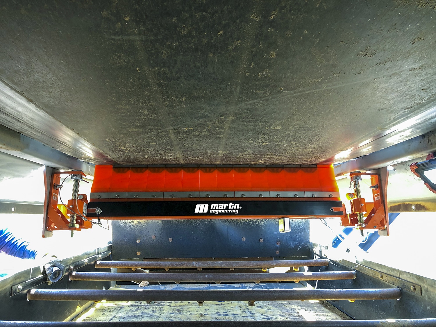Conveyor belt cleaner tensioners