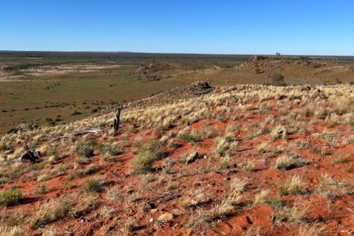 New mineral potential beneath southeast Australia: targeting covered arcs for explorers